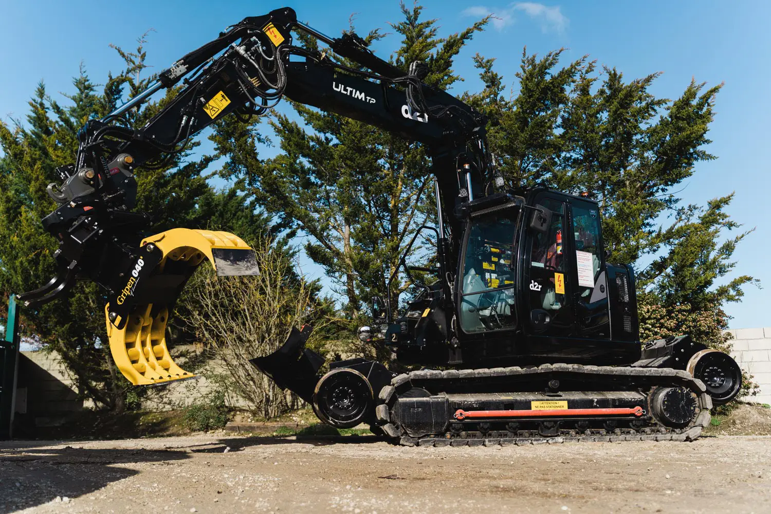 Machine de chantier Mecalac, équipé d'une pince de tri.