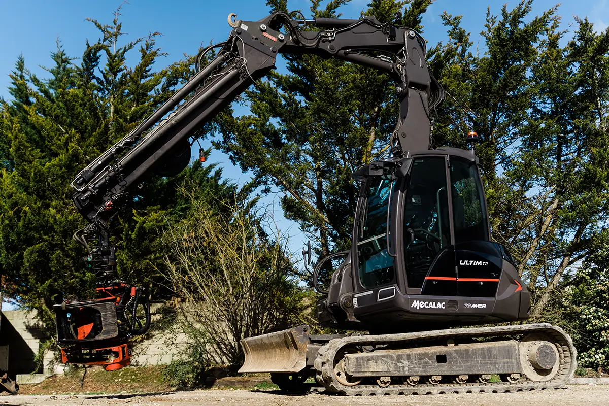 Machine de chantier de la marque Mecalac équipé d'un bras d'élagage.